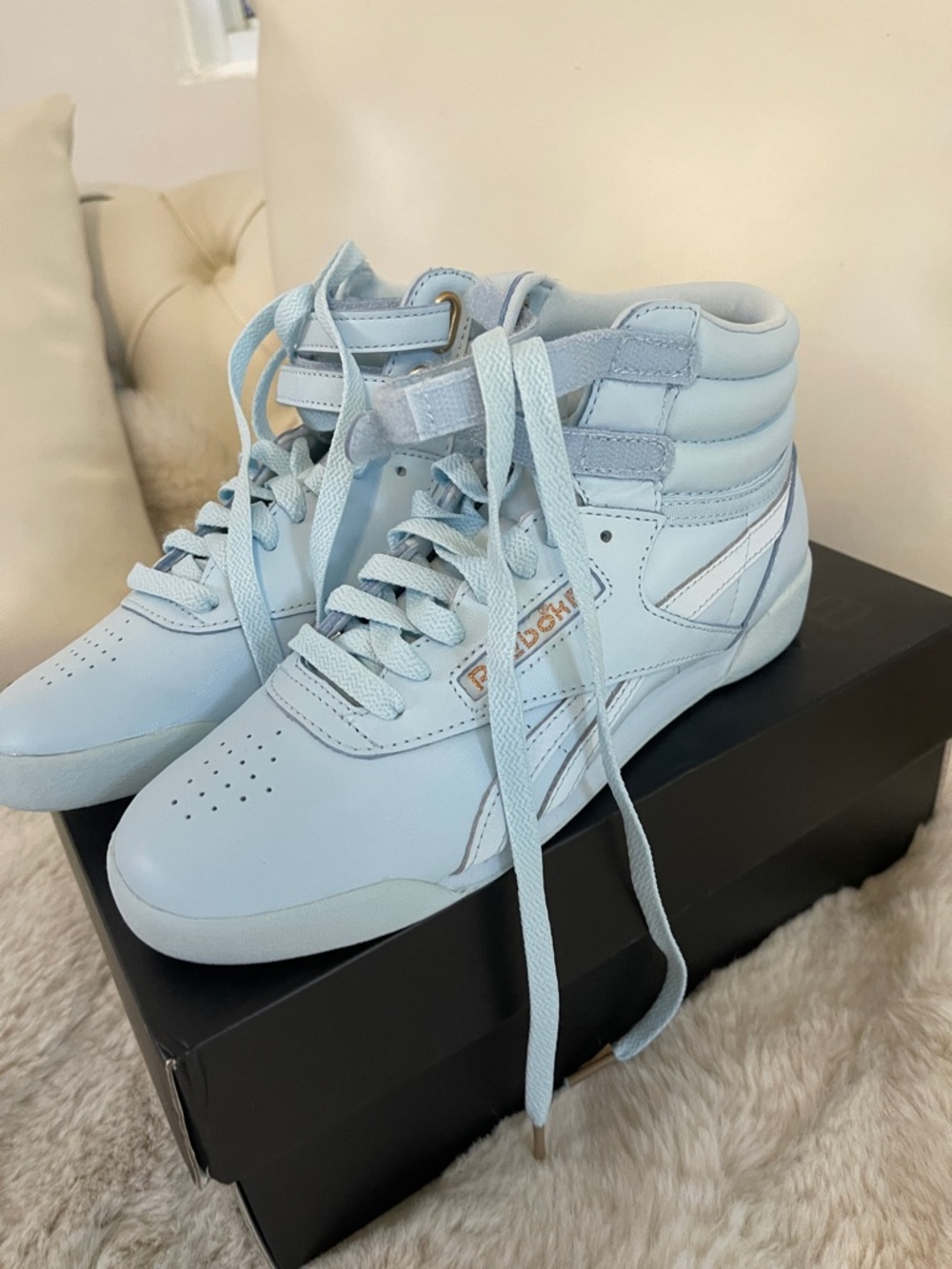 Never used Reebok Baby Blue Leather Low-Top size For Women 6.5 or 4.5 For Men
